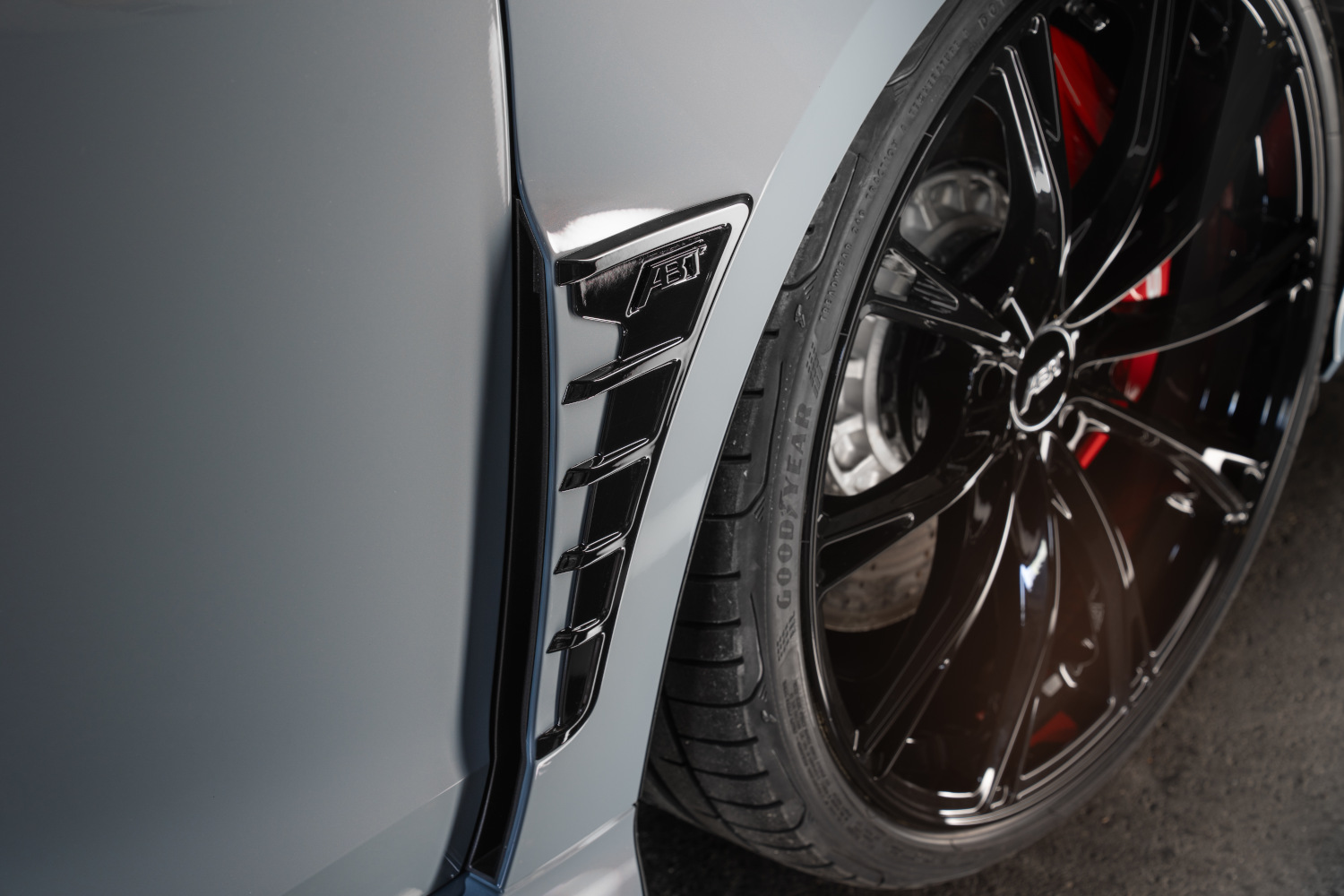 Close-up of mudguard attachment