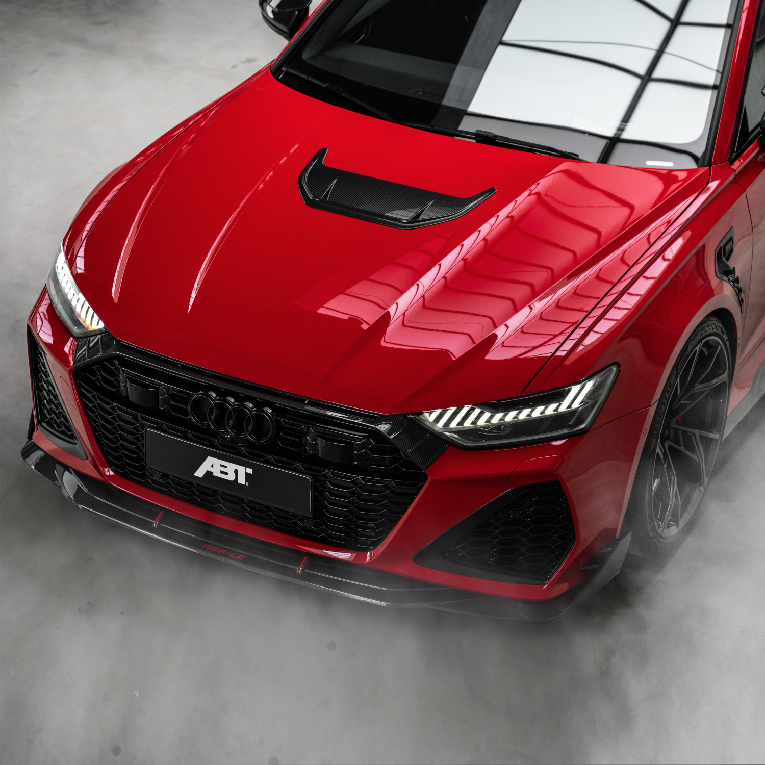 Red RS6-LE front from a bird's eye view 