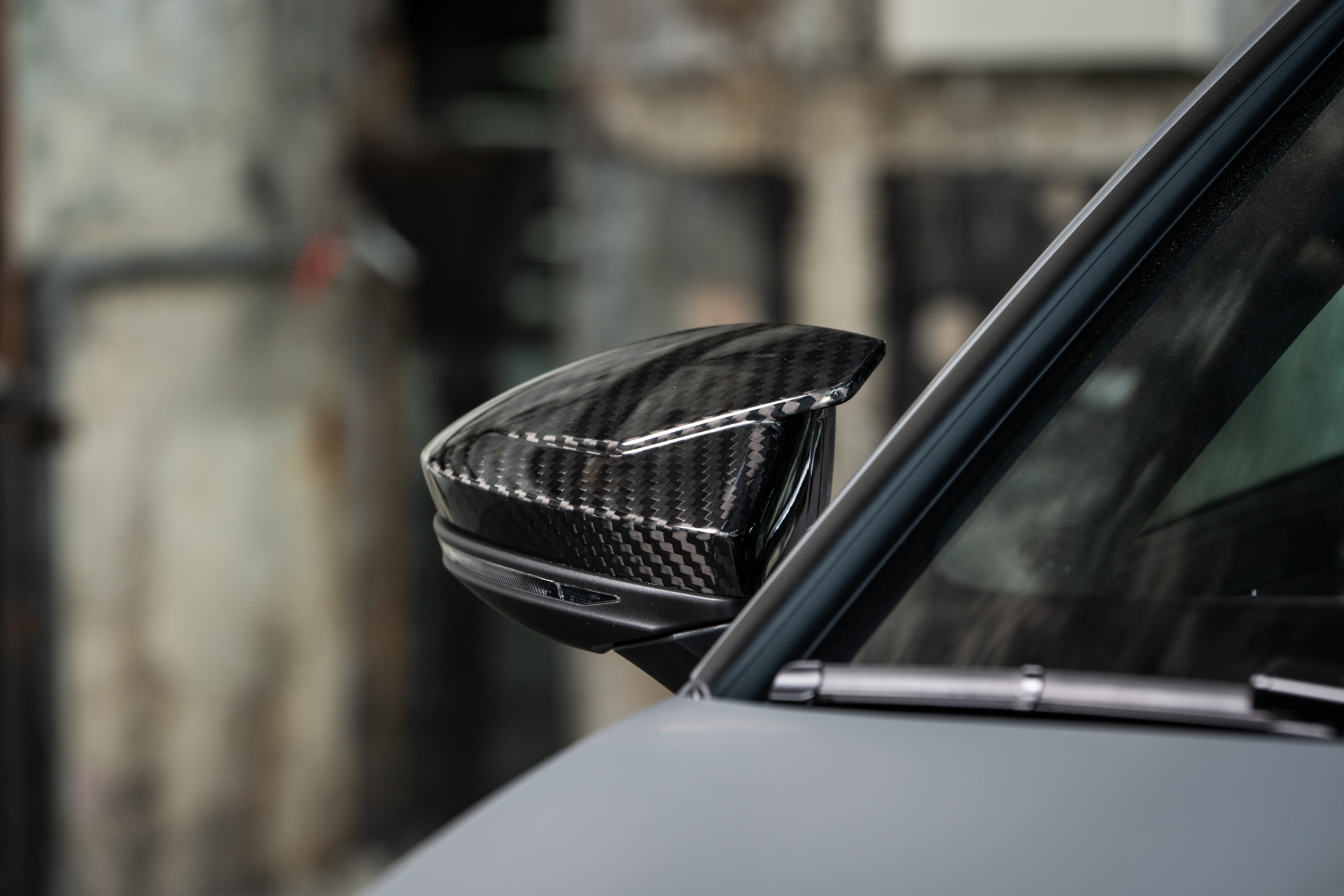 Close-up of mirror cap