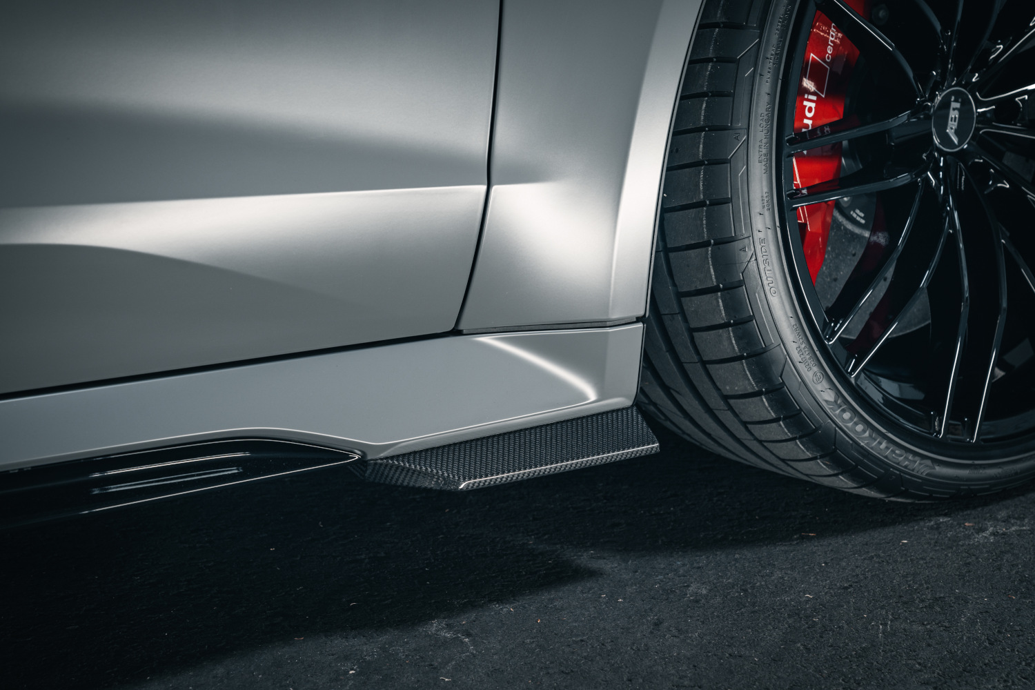 Close-up of sideblades