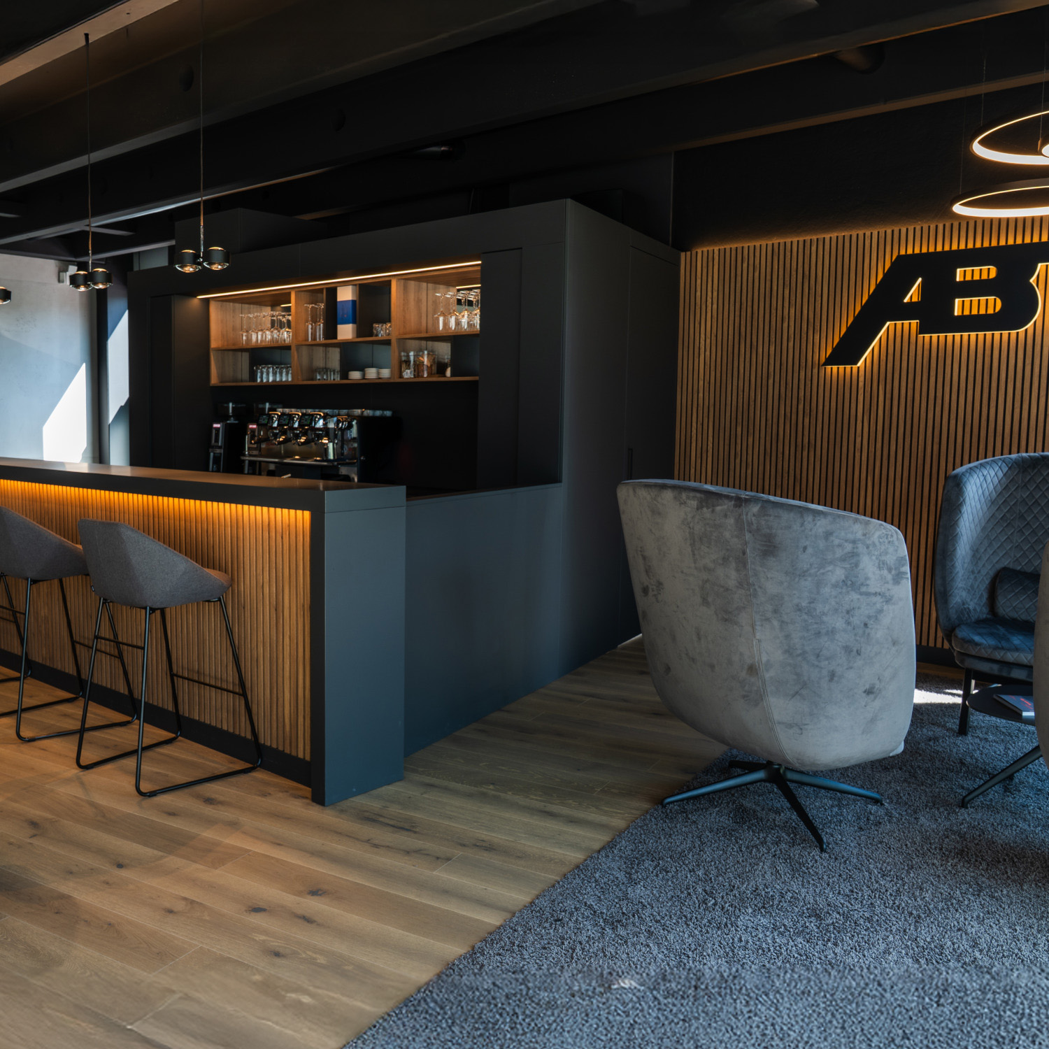 Blick auf die moderne neue Bar in der Signature Lounge